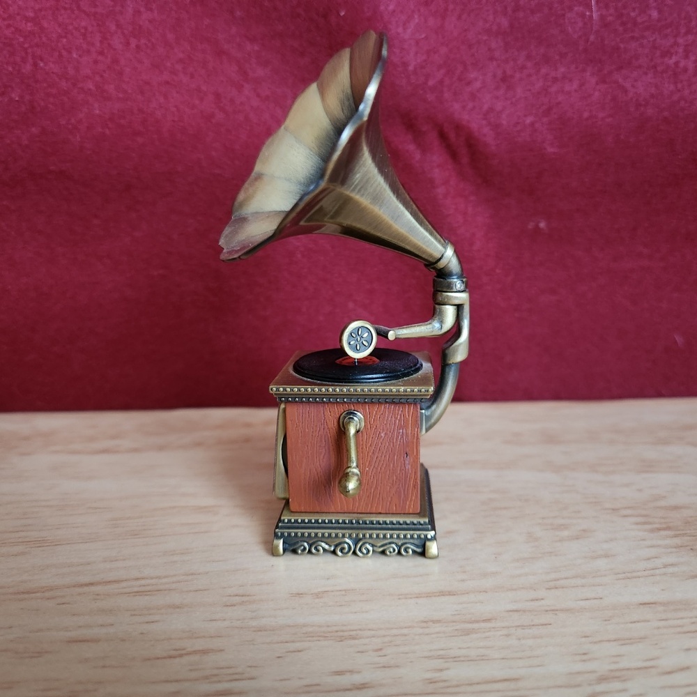 Mini Gramaphone Clock - Picture 3 of 5